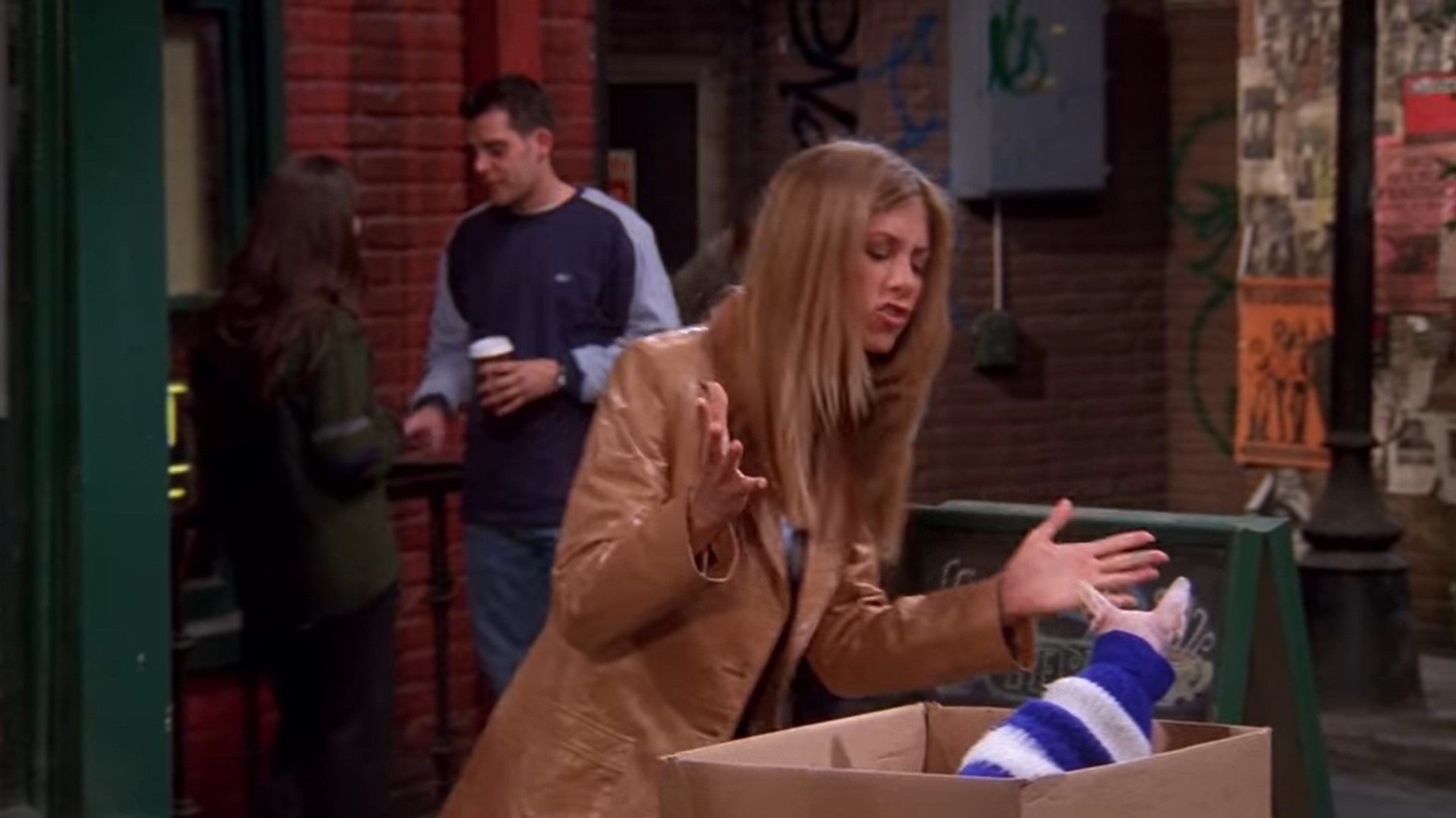 Кошка, ты бы хоть улыбнулась!