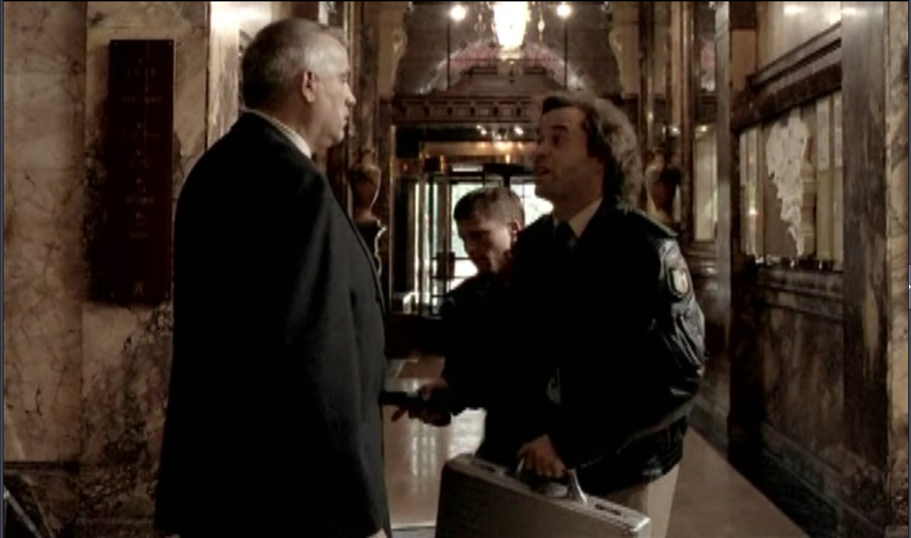 Администратор отеля — Вы администратор отеля?
— Да.
— Крепитесь, они хотят тут всё взорвать. У них 30 кг тротила. Мы побежали за сапёрами.