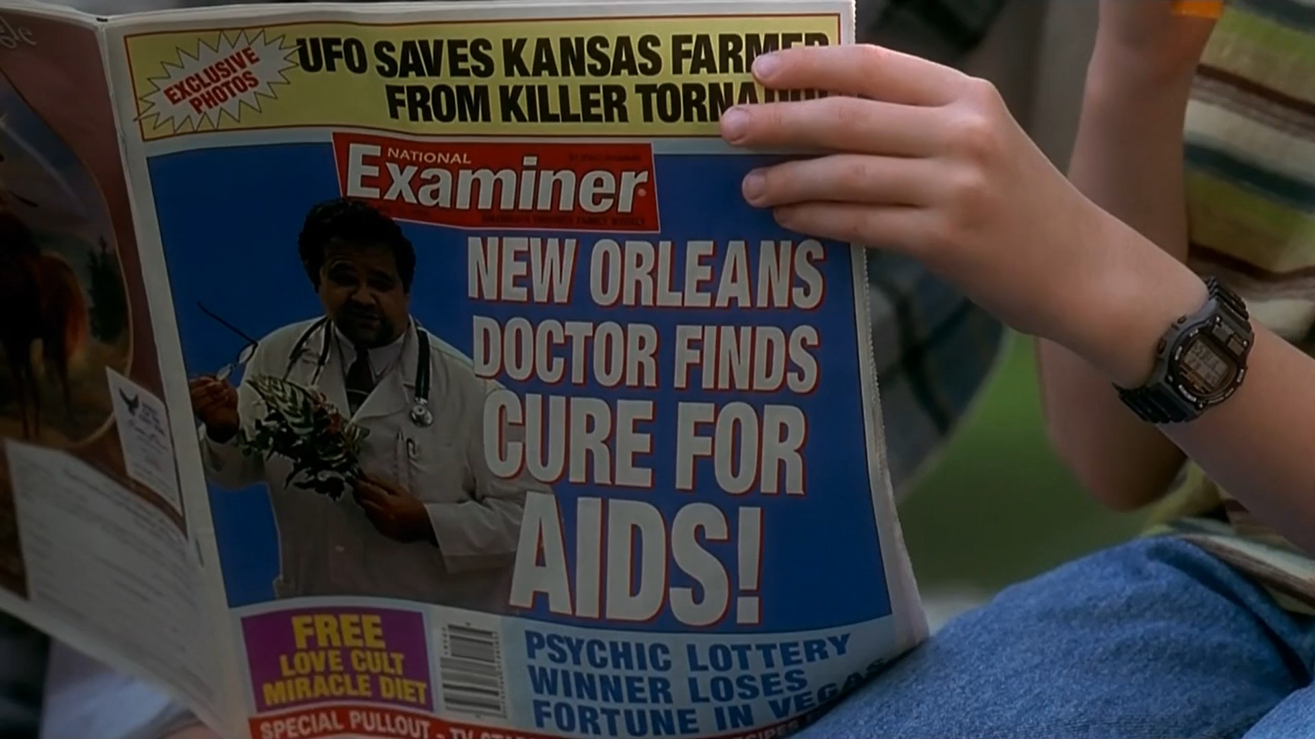 Декстер Эванс Эрик (сосед Декстера) — Доктор Физборн изобрёл лекарство из экстракта растения, растущего в Луизиане. Рецепт лекарства держится в тайне. Интересно, что это за растение?
— Почему правительство не помогает ему?
— Они ублюдки...
— Почему они так поступают?
— Потому что им стыдно. Они столько денег тратят на это каждый год, а тут доктор Физборн как-то утром, надевая трусы, изобрёл лекарство от СПИДа...