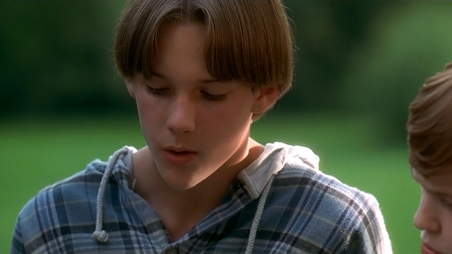 Декстер Эванс Эрик (сосед Декстера) — Доктор Физборн изобрёл лекарство из экстракта растения, растущего в Луизиане. Рецепт лекарства держится в тайне. Интересно, что это за растение?
— Почему правительство не помогает ему?
— Они ублюдки...
— Почему они так поступают?
— Потому что им стыдно. Они столько денег тратят на это каждый год, а тут доктор Физборн как-то утром, надевая трусы, изобрёл лекарство от СПИДа...