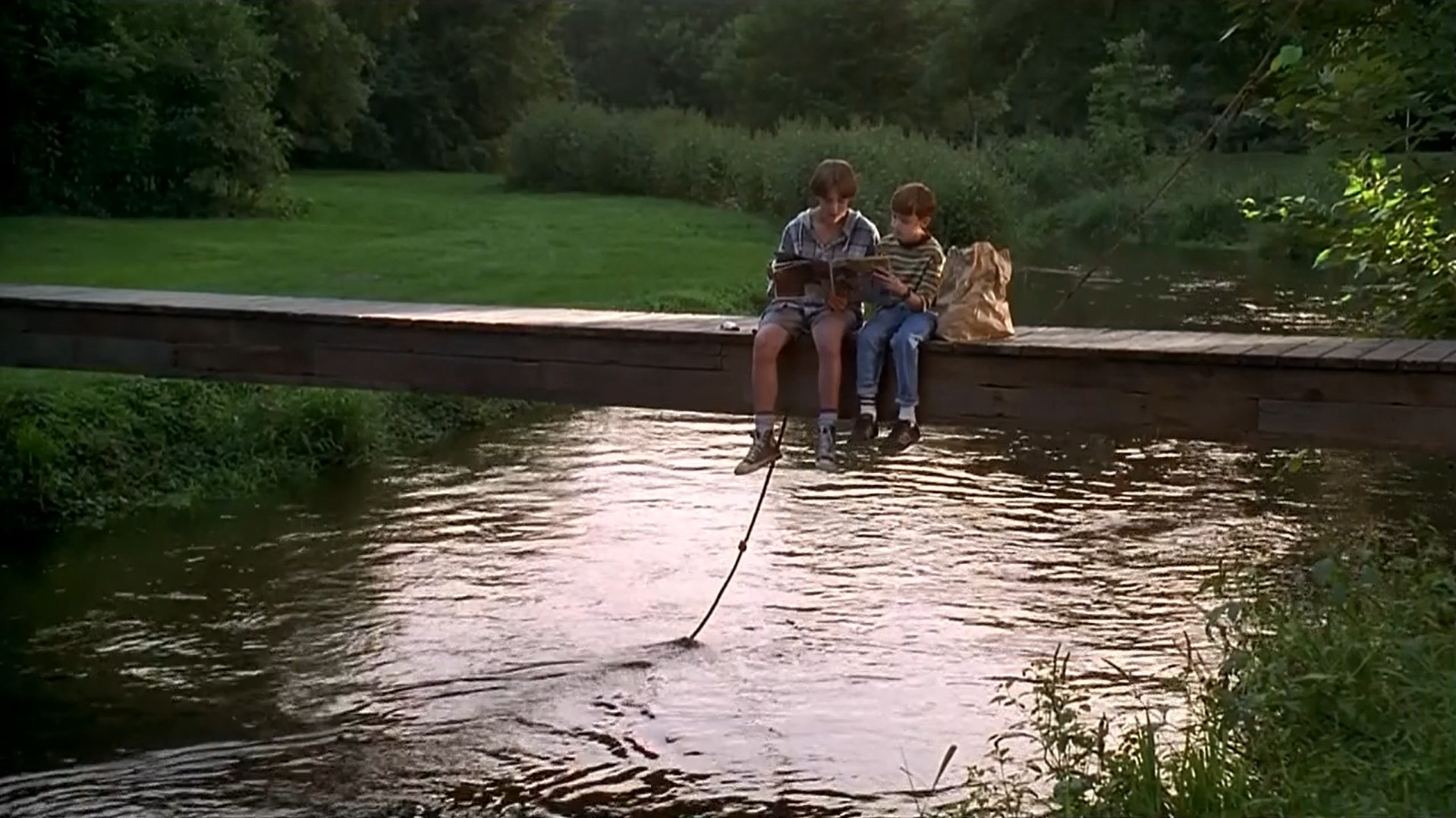 Декстер Эванс Эрик (сосед Декстера) — Доктор Физборн изобрёл лекарство из экстракта растения, растущего в Луизиане. Рецепт лекарства держится в тайне. Интересно, что это за растение?
— Почему правительство не помогает ему?
— Они ублюдки...
— Почему они так поступают?
— Потому что им стыдно. Они столько денег тратят на это каждый год, а тут доктор Физборн как-то утром, надевая трусы, изобрёл лекарство от СПИДа...