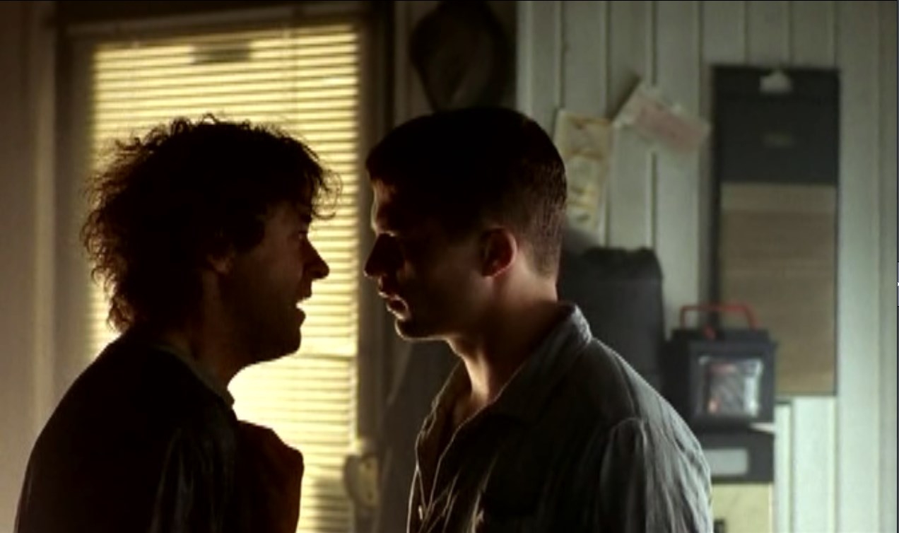 Автозаправщик — Мартин, с ума сошел?
— Вот и я тоже говорю: компромисс всегда найти можно.
— Убери пистолет, я не хочу быть соучастником вооруженного разбойного нападения с членовредительством... Ой, что это я сказал? Это я наверно с похмелья, забудь что я сказал.