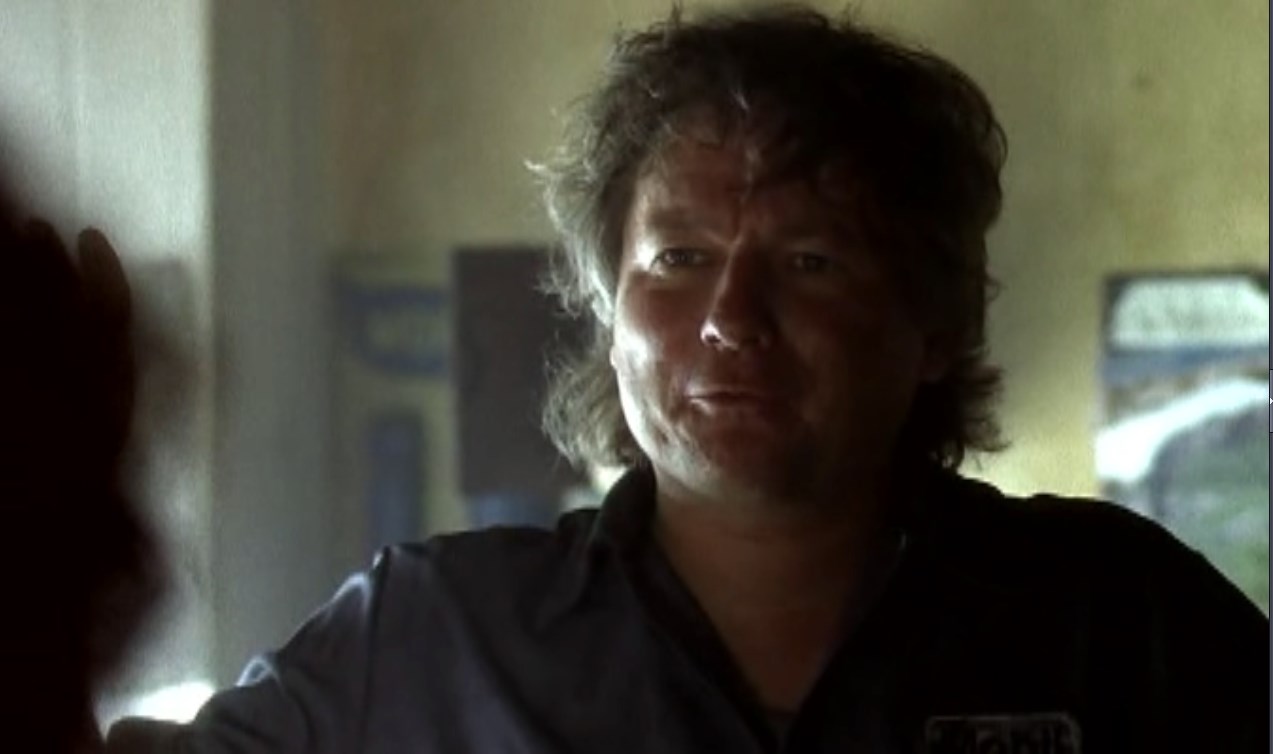 Автозаправщик — Мартин, с ума сошел?
— Вот и я тоже говорю: компромисс всегда найти можно.
— Убери пистолет, я не хочу быть соучастником вооруженного разбойного нападения с членовредительством... Ой, что это я сказал? Это я наверно с похмелья, забудь что я сказал.