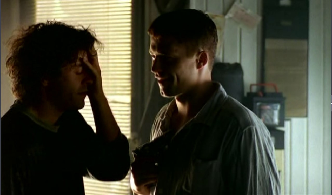 Автозаправщик — Мартин, с ума сошел?
— Вот и я тоже говорю: компромисс всегда найти можно.
— Убери пистолет, я не хочу быть соучастником вооруженного разбойного нападения с членовредительством... Ой, что это я сказал? Это я наверно с похмелья, забудь что я сказал.