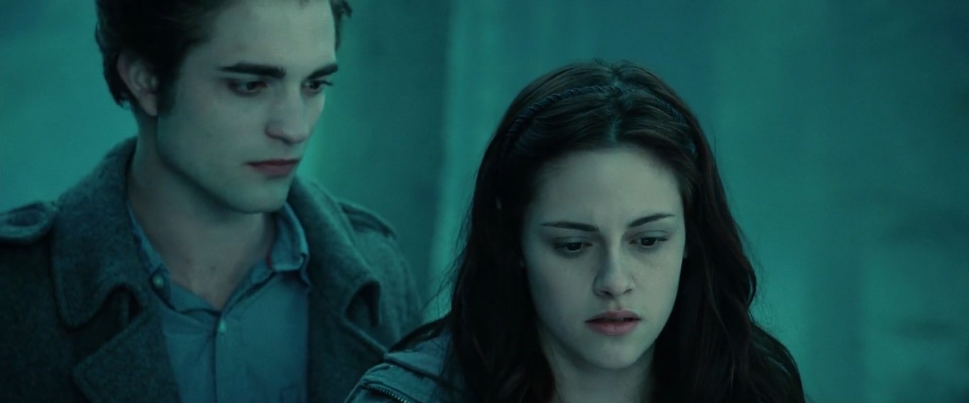 — Ты невероятно быстр и силён, у тебя бледная ледяная кожа, твои глаза меняют цвет и иногда ты говоришь так, будто ты из другого времени. Ты никогда не пьёшь и не ешь, ты избегаешь солнца... Сколько тебе лет?
— Семнадцать…
— И давно тебе семнадцать?
— Уже да...
— … я знаю, кто ты!
— Скажи... громко... скажи...
— …. Вампир.
— Ты боишься?..
— … Нет!
— Так задай свой главный вопрос: «Что мы едим?»
— Ты не убьёшь меня!... Куда мы идём?
— За границу облаков! Ты увидишь, какой я при свете солнца...