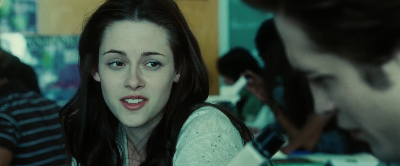 Эдвард Каллен Белла Свон — Ты любишь дождь?
— Поговорим о погоде?
===================
— Радуешься дождю?
— Хочешь поговорить о погоде?