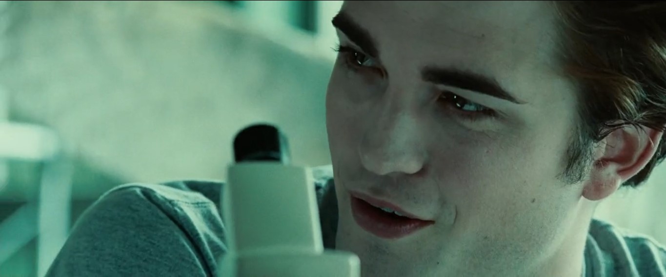 Эдвард Каллен Белла Свон — Ты любишь дождь?
— Поговорим о погоде?
===================
— Радуешься дождю?
— Хочешь поговорить о погоде?