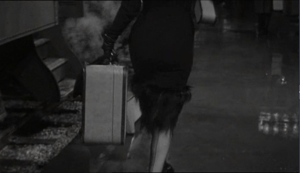 Ты только взгляни! Вот это походочка! Знаешь, даже голова кружится! У неё наверное внутри моторчик — влево — вправо, влево — вправо... (Ты только посмотри, как она двигается! Как желе на пружинках — туда-сюда, туда-сюда. Наверное, там внутри моторчик или что-то вроде.)