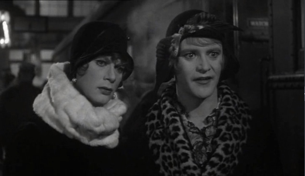 Ты только взгляни! Вот это походочка! Знаешь, даже голова кружится! У неё наверное внутри моторчик — влево — вправо, влево — вправо... (Ты только посмотри, как она двигается! Как желе на пружинках — туда-сюда, туда-сюда. Наверное, там внутри моторчик или что-то вроде.)