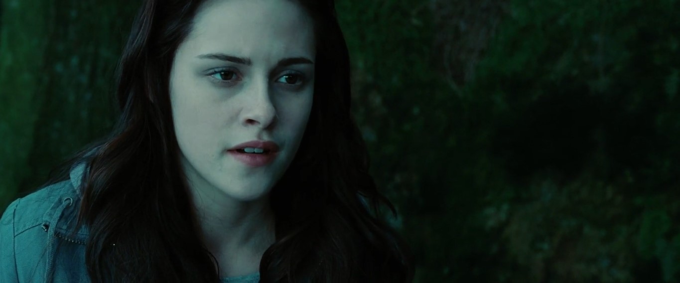 — Я самый опасный хищник в мире, всё, что есть во мне, привлекает тебя: мой голос, моё лицо, даже мой запах... Я бы и без этого обошёлся... От меня не убежать! Меня не победить!... Я создан убивать...
— И пусть!
— И я убивал людей...
— Это... не важно!
— Я хотел... убить тебя. Я никогда не испытывал такой жажды людской крови...
— Я верю тебе...
— Не надо!
— Я рядом и я верю...