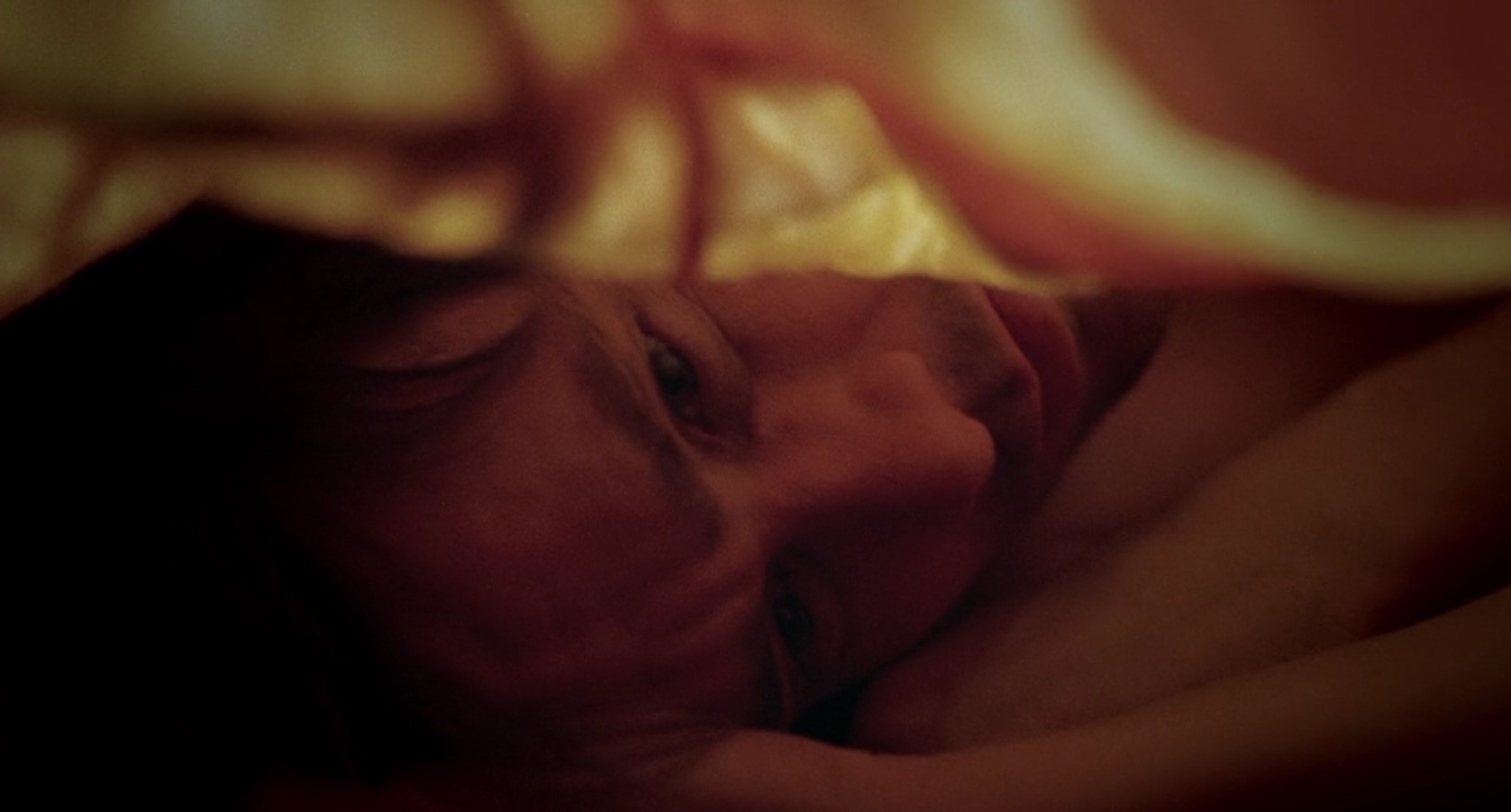 Клементина Кручински В детстве я считала себя уродиной. Хах... как бы мне не расплакаться. Мне кажется, люди часто не понимают, как одиноко бывает ребенку. Ты ничего не решаешь... так вот, мне 8 лет и у меня есть любимые игрушки — куклы. И больше всех я люблю страшную куклу по имени Клементина. Я все время на нее ору: «Нельзя быть уродиной! Будь красивой!» Странно, словно изменив ее, я бы тут же изменилась сама.