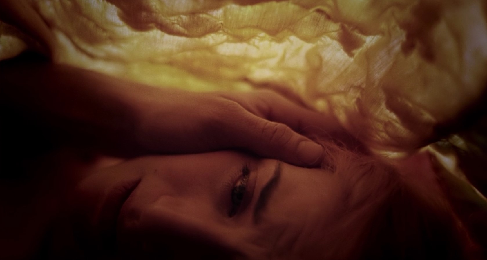 Клементина Кручински В детстве я считала себя уродиной. Хах... как бы мне не расплакаться. Мне кажется, люди часто не понимают, как одиноко бывает ребенку. Ты ничего не решаешь... так вот, мне 8 лет и у меня есть любимые игрушки — куклы. И больше всех я люблю страшную куклу по имени Клементина. Я все время на нее ору: «Нельзя быть уродиной! Будь красивой!» Странно, словно изменив ее, я бы тут же изменилась сама.