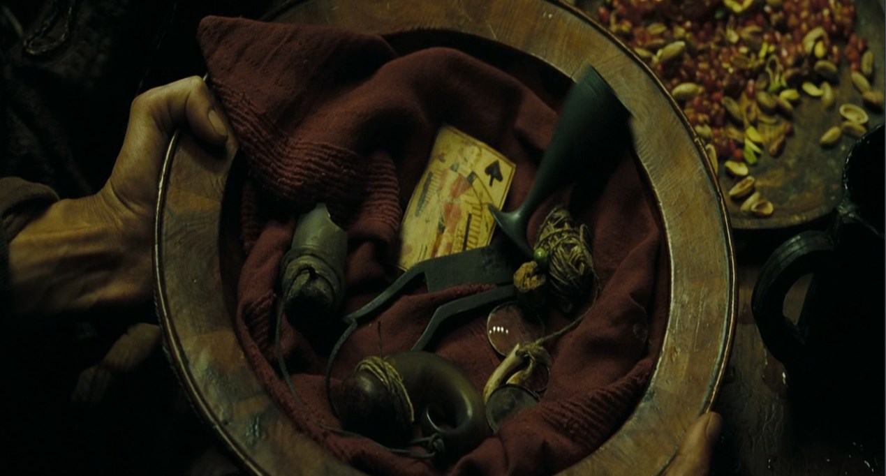 — Это не песо вовсе, это барахло всякое!
— Да, сначала предполагалось использовать девять песо, чтобы пленить Калипсо, но когда все собрались на первый совет, ни у кого не оказалось и гроша.
— Сменили бы название…
— На какое? «Девять штук того, что завалялось у нас тогда в карманах»? Да, звучит очень по-пиратски.