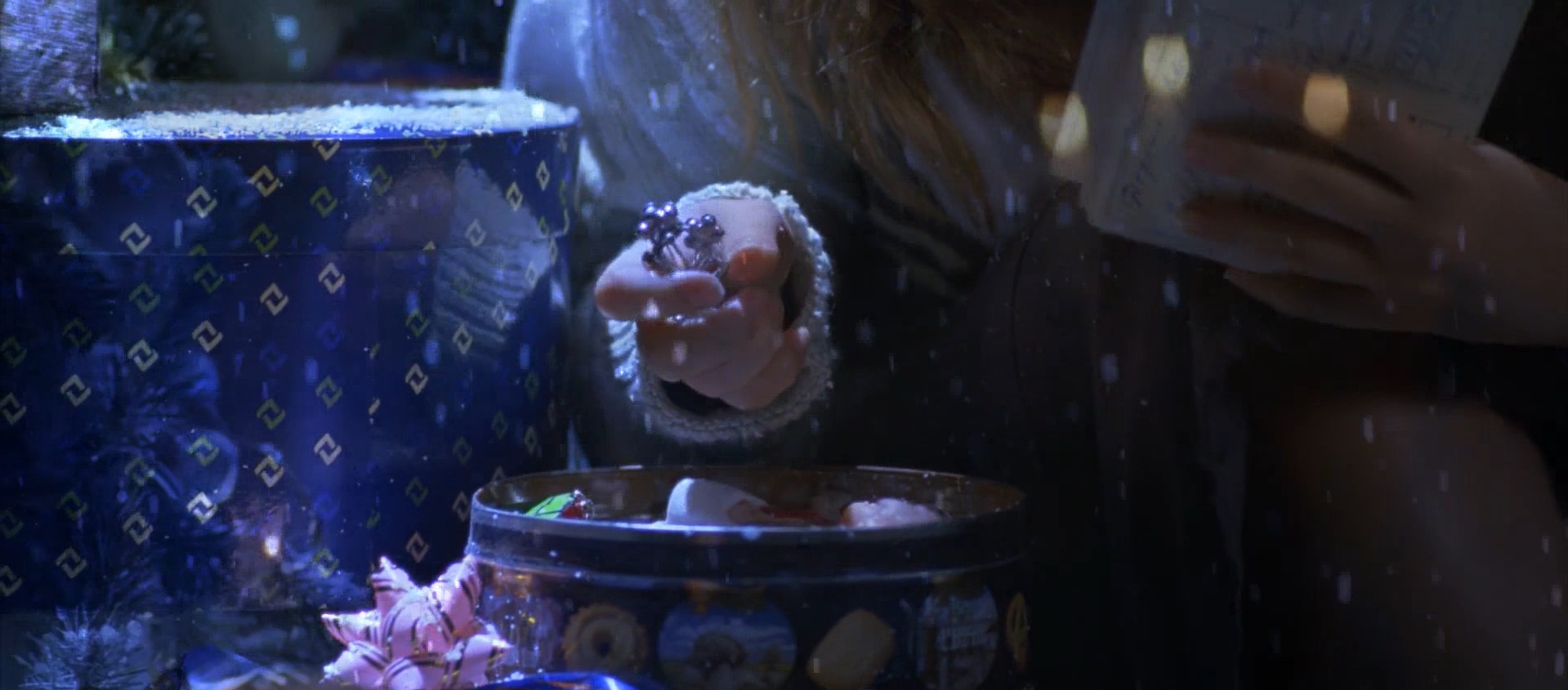 — А эту брошку мне привезли из Германии! Вместе с печеньем! Мне кажется, я никогда больше не ела такого печенья... Оно было со вкусом...
— Праздника?