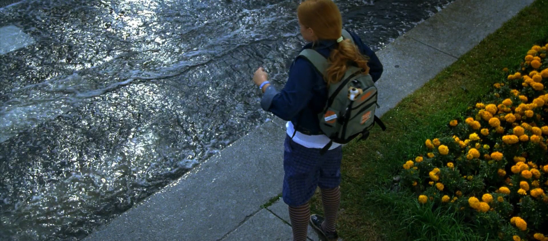 Иногда мне кажется, что в тот момент, когда Бог раздавал счастье, я стояла в какой-то другой очереди — за хлебом, или там за колбасой, но точно не за тем, за чем надо было стоять. Что я могла покупать в тот момент? Сама не знаю! Но это определенно были не длинные ноги или стройная талия. Очень часто я ловлю себя на мысли, что все слова с частицей «не» — это про меня: НЕвысокая, НЕкрасивая, НЕсчастливая.