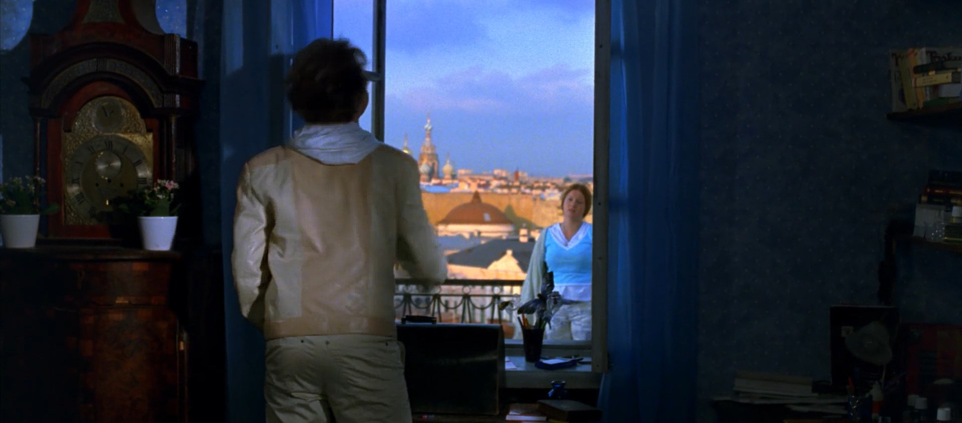 — Проблема в том, что никто не знает, по какому принципу Бог разделил людей. Все почему-то считают, что на симметричные части, но что, если некоторых из них он разделил не вдоль, а поперек. А значит, кто-то стал верхней половиной....
— А я задницей, да? Спасибо!
— Я хочу сказать то, что каждый ищет того, с кем ему хорошо и уютно. И тогда не важно, какой у тебя цвет волос, рост. Важно то, какое место ты занимаешь в жизни этого человека.