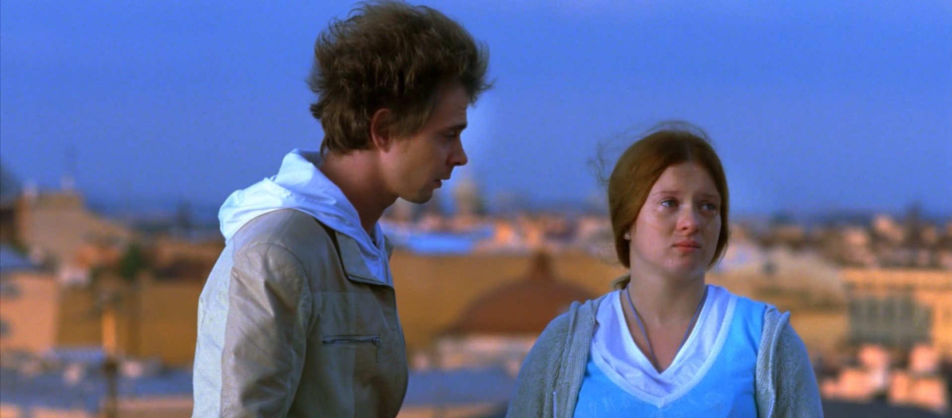 — Проблема в том, что никто не знает, по какому принципу Бог разделил людей. Все почему-то считают, что на симметричные части, но что, если некоторых из них он разделил не вдоль, а поперек. А значит, кто-то стал верхней половиной....
— А я задницей, да? Спасибо!
— Я хочу сказать то, что каждый ищет того, с кем ему хорошо и уютно. И тогда не важно, какой у тебя цвет волос, рост. Важно то, какое место ты занимаешь в жизни этого человека.