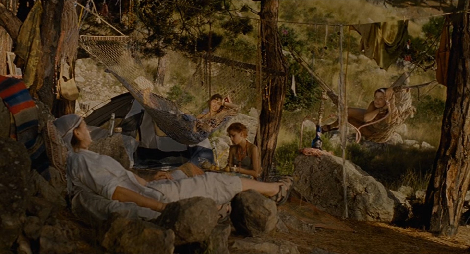 «Мистер» Младшая Змея Средняя Змея Старшая Змея «Мистер»: — Змеи, слышите, всё-таки зря вы с мужчинами не спите.
«Старшая Змея»: — Тебе что, не интересно про аленький цветочек?
«Мистер»: — Мне интересно про цветочек, но зря вы с мужчинами не спите.
«Младшая Змея»: — Ты что, среди нас принцессу нашёл?
«Мистер»: — Мм... нет. Принцесс среди вас нет, принцесса была сегодня на пляже. И всю свою жизнь я посвящу её поиску, а потом — обожествлению... Я говорю, зря не спите.
«Средняя Змея»: — С мужчинами?
«Мистер»: — С мужчинами.
«Старшая Змея»: — Мы почему? Мы спим. Только мужчин нет. Вот появятся — сразу спать начнём.