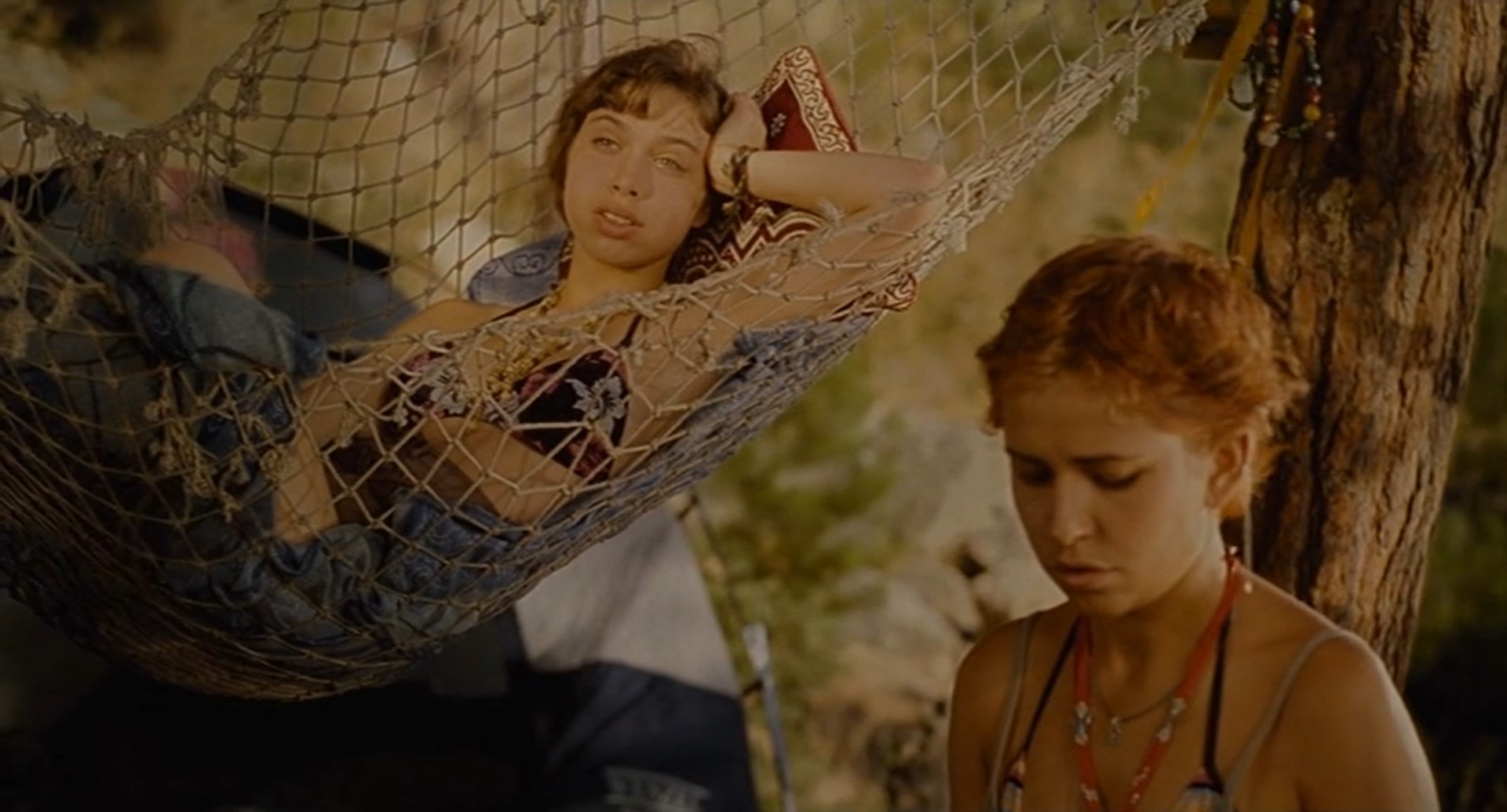 «Мистер» Младшая Змея Средняя Змея Старшая Змея «Мистер»: — Змеи, слышите, всё-таки зря вы с мужчинами не спите.
«Старшая Змея»: — Тебе что, не интересно про аленький цветочек?
«Мистер»: — Мне интересно про цветочек, но зря вы с мужчинами не спите.
«Младшая Змея»: — Ты что, среди нас принцессу нашёл?
«Мистер»: — Мм... нет. Принцесс среди вас нет, принцесса была сегодня на пляже. И всю свою жизнь я посвящу её поиску, а потом — обожествлению... Я говорю, зря не спите.
«Средняя Змея»: — С мужчинами?
«Мистер»: — С мужчинами.
«Старшая Змея»: — Мы почему? Мы спим. Только мужчин нет. Вот появятся — сразу спать начнём.