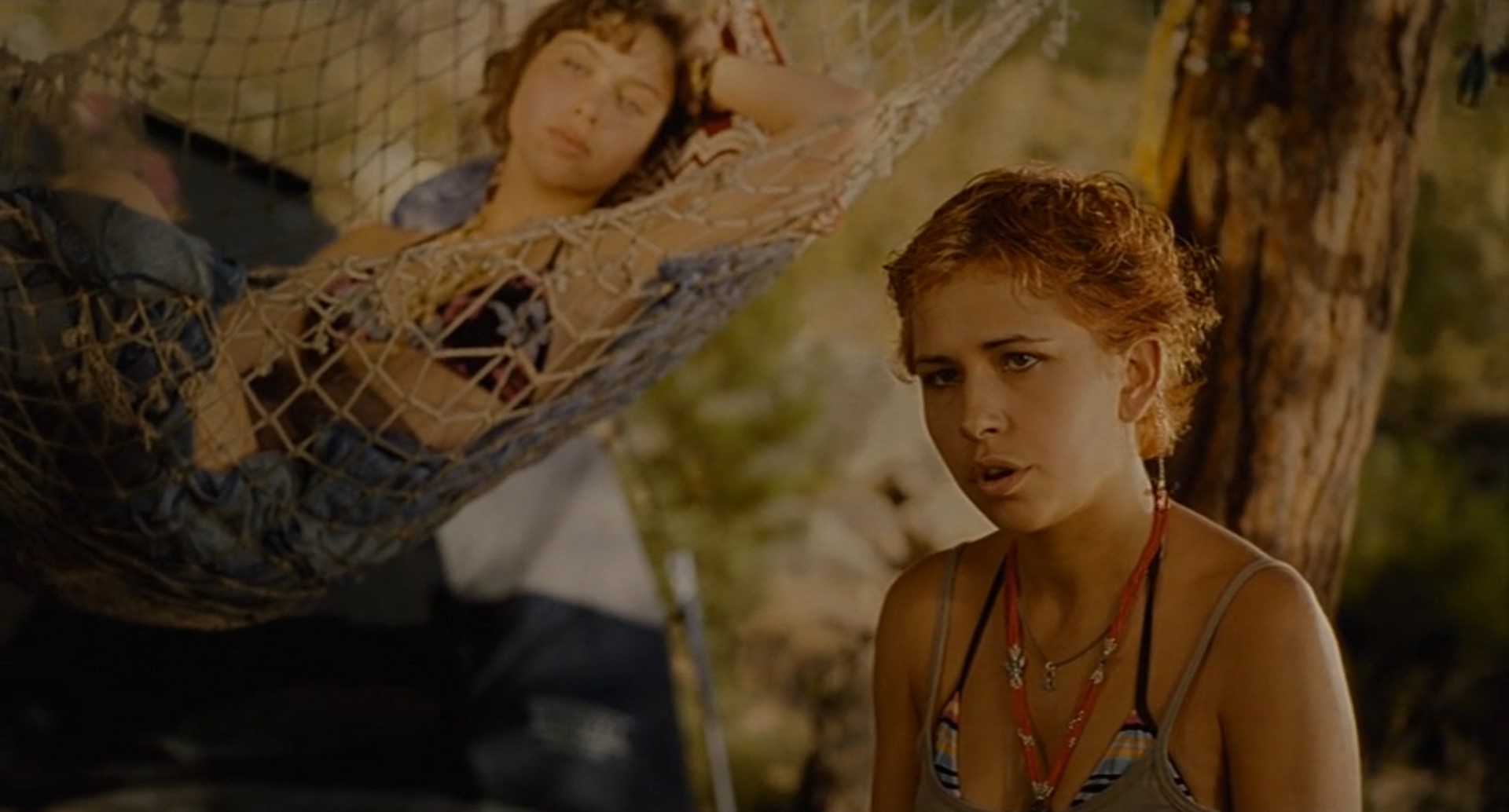 «Мистер» Младшая Змея Средняя Змея Старшая Змея «Мистер»: — Змеи, слышите, всё-таки зря вы с мужчинами не спите.
«Старшая Змея»: — Тебе что, не интересно про аленький цветочек?
«Мистер»: — Мне интересно про цветочек, но зря вы с мужчинами не спите.
«Младшая Змея»: — Ты что, среди нас принцессу нашёл?
«Мистер»: — Мм... нет. Принцесс среди вас нет, принцесса была сегодня на пляже. И всю свою жизнь я посвящу её поиску, а потом — обожествлению... Я говорю, зря не спите.
«Средняя Змея»: — С мужчинами?
«Мистер»: — С мужчинами.
«Старшая Змея»: — Мы почему? Мы спим. Только мужчин нет. Вот появятся — сразу спать начнём.