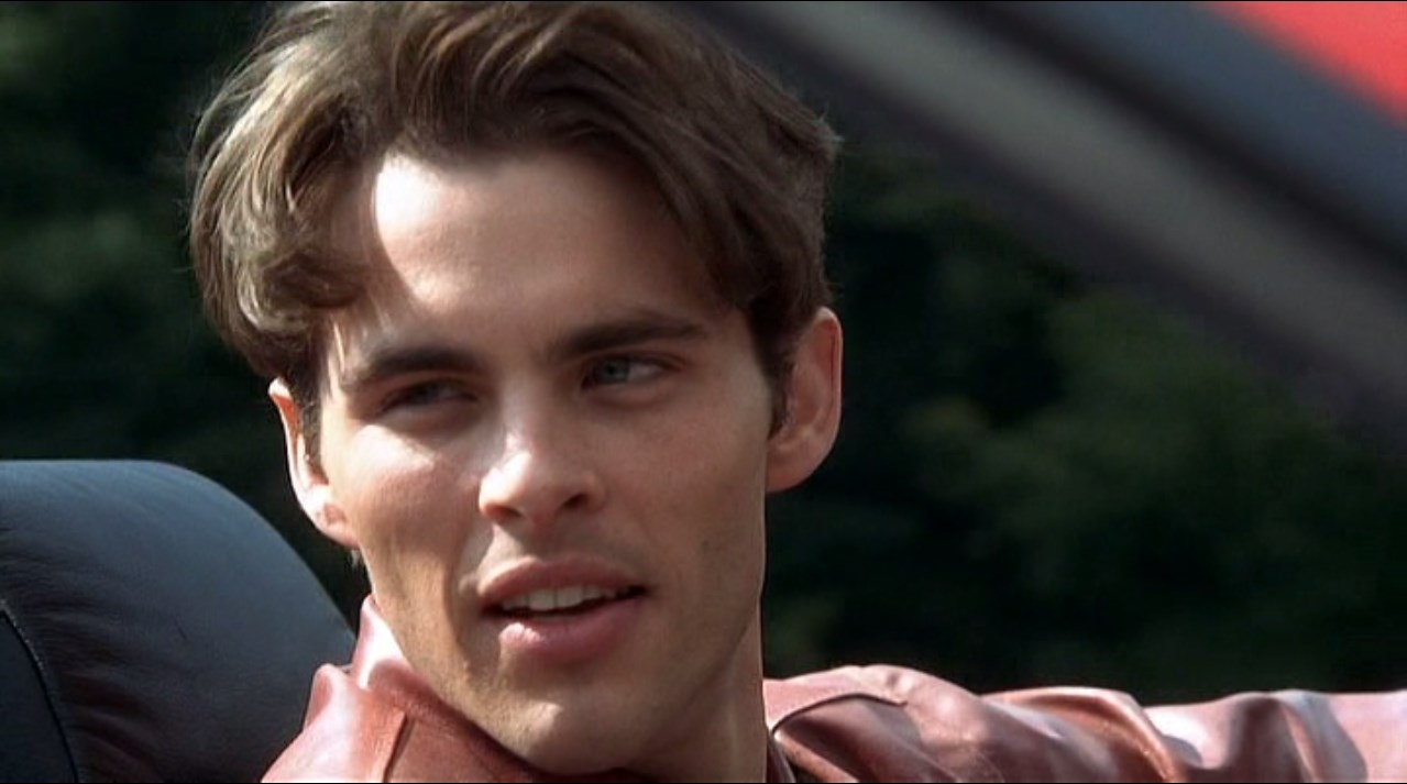 — Что за игру вы ведёте, мистер Грант? Мне кажется вы знаете всё, что должно случиться, и просто меня дурачите...
— Не принимай близко к сердцу. Я готов дурачить кого угодно, это моя работа. Кстати, рекомендую. Бездонный источник веселья.