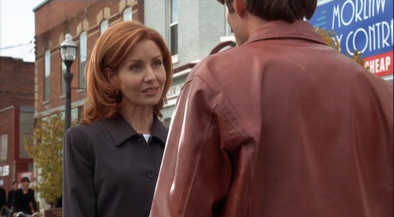 — Валери МакКейб. Йель. 1991-й год. Для гостей города скидки. Мы обязательно выиграем.
— Вы даже дела не знаете.
— Дело Мэдисона — мелкое дело. Гости всё время нарываются. У Джей Джей Мэдисона даже кота нет. У него аллергия. Я легко добьюсь снятия обвинения.
— У него не было кота? Но зачем тогда подавать в суд?
— Потому что он может.
— Что?
— Все жители Морлоу — юристы, все подают на всех остальных. Так мы гарантируем право зарабатывать на жизнь своей профессией.
— Безумие!