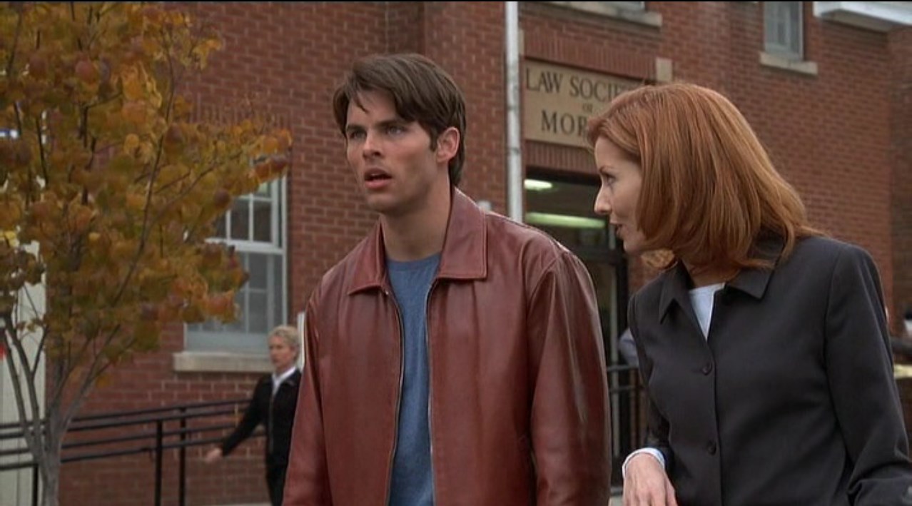 — Валери МакКейб. Йель. 1991-й год. Для гостей города скидки. Мы обязательно выиграем.
— Вы даже дела не знаете.
— Дело Мэдисона — мелкое дело. Гости всё время нарываются. У Джей Джей Мэдисона даже кота нет. У него аллергия. Я легко добьюсь снятия обвинения.
— У него не было кота? Но зачем тогда подавать в суд?
— Потому что он может.
— Что?
— Все жители Морлоу — юристы, все подают на всех остальных. Так мы гарантируем право зарабатывать на жизнь своей профессией.
— Безумие!