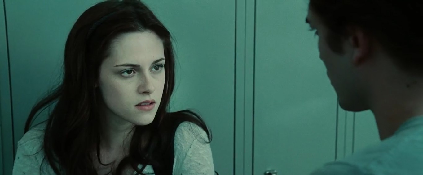 — У тебя что, линзы?
— Нет.
— Глаза были черными в прошлый раз, а сейчас золотисто-карие.
— Да, я знаю, это — флюоресценция.