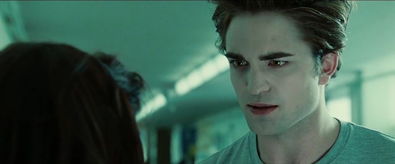 — У тебя что, линзы?
— Нет.
— Глаза были черными в прошлый раз, а сейчас золотисто-карие.
— Да, я знаю, это — флюоресценция.