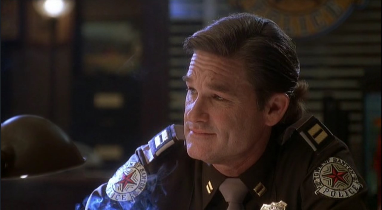 — Взгляните на них. Они кажутся вам несчастными? Простая, счастливая жизнь. Никаких решений, никакой ответственности. Никаких проблем. Они нашли ответ. А вы уверены, что ваша жизнь лучше?
— Они как животные!
— Мы все животные. Просто у некоторых другие приоритеты, только и всего.