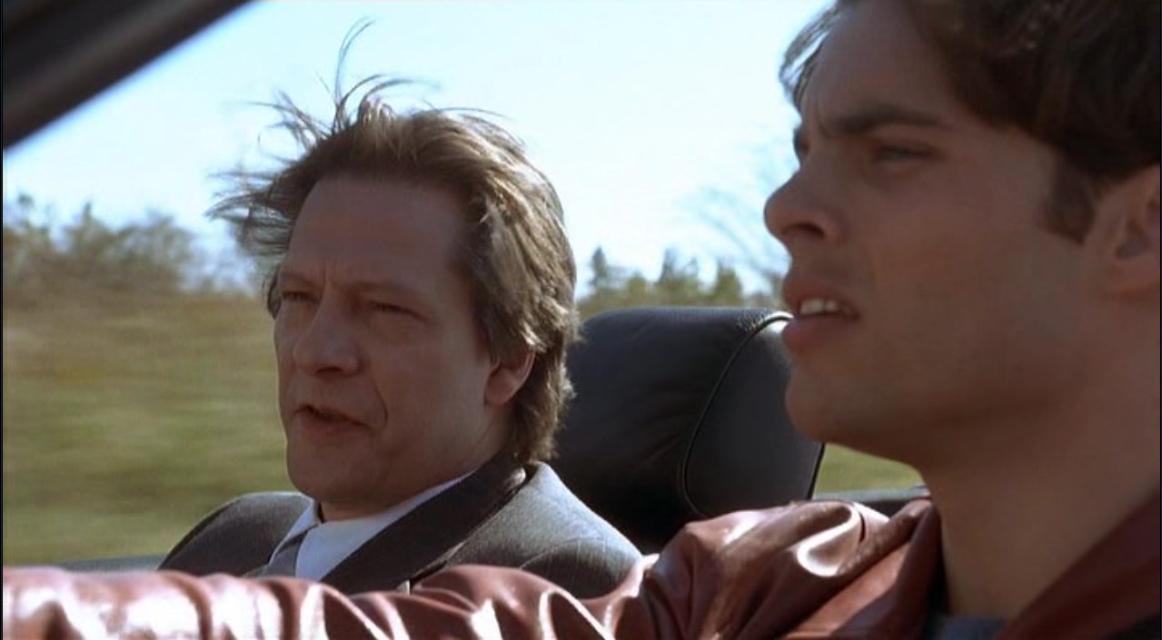 — Вам не приходилось слышать про Фредерика Тернера?
— Нет, сэр.
— Он был историком. Лет сто назад он придумал теорию о границе. Граница — это нечто вроде предохранительного клапана цивилизации, чтобы мы совсем не сошли с ума. Когда появляются люди, не способные жить, как все — безумцы, недовольные, экстремисты — они устремляются на границу. Вот как рождалась Америка. Все сумасшедшие и бунтари в Европе отправились на границу, из которой родились 13 колоний. Потом самые непоседливые двинулись дальше, на запад. Поэтому, в конце концов, все психи оказались в Калифорнии. Тернер умер в 1932-м. Так что он не увидел, что стало с миром, в котором кончились новые границы. Некоторые говорят, что есть ещё границы разума. Они изучают чудесный мир алкоголя и наркотиков, но... Это не та граница. Очередной самообман. Мы придумали ложную границу с компьютерами, которые позволяют людям думать, что они сбежали. Граница с платой за доступ.
— А космос? Последняя граница?
— «Стар Трек» — это не космос, а телевидение. Тоже мне, граница. И потом, сколько народу побывало в космосе? Нет, настоящая граница здесь, автострада 60. Вот зачем её построили. Это место для тех, кому хочется жить по-другому.