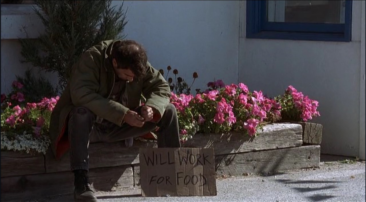 [бомж держит картонку с надписью «Работаю за еду»]
— Вот яблоко, еда, протрите лобовое стекло, поработайте.
— Я не стану мыть стекло за яблоко.
— Но здесь не сказано «могу работать за еду» или «меню ограничено». Тут написано — «буду работать за еду». Вот еда, вот работа. Какие проблемы?
— Просто не буду, и все.
— Тогда будем честными. Вам нужна не работа, а подачка, чтобы купить выпивку. Тут нет ничего плохого. Пьянство — великая традиция. Скажи вы прямо, я бы купил вам пива. Но, нарисовав этот плакат, вы составили контракт. И я заставлю вас выполнить его. Вот яблоко. Помойте машину.
— Пошел ты! Мне не нужно яблоко и я не стану мыть машину! Вот что я сделаю с вашим яблоком! [бросает яблоко в лобовое стекло]
— Вы взяли мою еду и обязаны вымыть машину. Мойте!
— Мистер Коди, это не так важно.
— Важно. Этот дурак лжет в письменной форме! Я не потерплю лжи ни от кого, тем более в письменной форме!