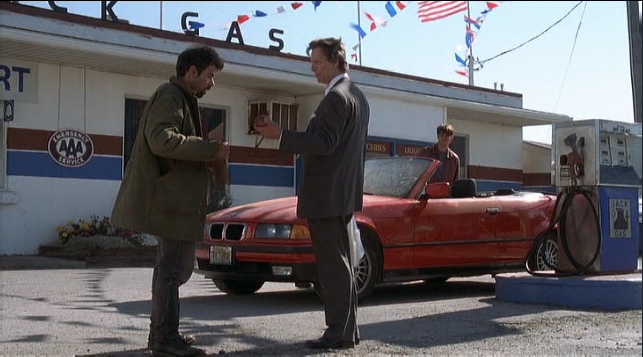 [бомж держит картонку с надписью «Работаю за еду»]
— Вот яблоко, еда, протрите лобовое стекло, поработайте.
— Я не стану мыть стекло за яблоко.
— Но здесь не сказано «могу работать за еду» или «меню ограничено». Тут написано — «буду работать за еду». Вот еда, вот работа. Какие проблемы?
— Просто не буду, и все.
— Тогда будем честными. Вам нужна не работа, а подачка, чтобы купить выпивку. Тут нет ничего плохого. Пьянство — великая традиция. Скажи вы прямо, я бы купил вам пива. Но, нарисовав этот плакат, вы составили контракт. И я заставлю вас выполнить его. Вот яблоко. Помойте машину.
— Пошел ты! Мне не нужно яблоко и я не стану мыть машину! Вот что я сделаю с вашим яблоком! [бросает яблоко в лобовое стекло]
— Вы взяли мою еду и обязаны вымыть машину. Мойте!
— Мистер Коди, это не так важно.
— Важно. Этот дурак лжет в письменной форме! Я не потерплю лжи ни от кого, тем более в письменной форме!