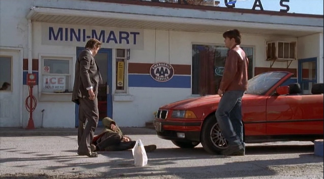 [бомж держит картонку с надписью «Работаю за еду»]
— Вот яблоко, еда, протрите лобовое стекло, поработайте.
— Я не стану мыть стекло за яблоко.
— Но здесь не сказано «могу работать за еду» или «меню ограничено». Тут написано — «буду работать за еду». Вот еда, вот работа. Какие проблемы?
— Просто не буду, и все.
— Тогда будем честными. Вам нужна не работа, а подачка, чтобы купить выпивку. Тут нет ничего плохого. Пьянство — великая традиция. Скажи вы прямо, я бы купил вам пива. Но, нарисовав этот плакат, вы составили контракт. И я заставлю вас выполнить его. Вот яблоко. Помойте машину.
— Пошел ты! Мне не нужно яблоко и я не стану мыть машину! Вот что я сделаю с вашим яблоком! [бросает яблоко в лобовое стекло]
— Вы взяли мою еду и обязаны вымыть машину. Мойте!
— Мистер Коди, это не так важно.
— Важно. Этот дурак лжет в письменной форме! Я не потерплю лжи ни от кого, тем более в письменной форме!