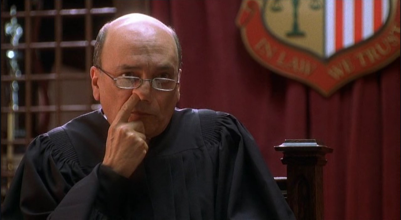 Господа, опустите оружие. Всем остальным сесть! Судья, засуньте палец себе в нос...  Наконец-то разобрались, кто тут главный. Судья, все это дело — ложь, не так ли? Палец не вынимать!