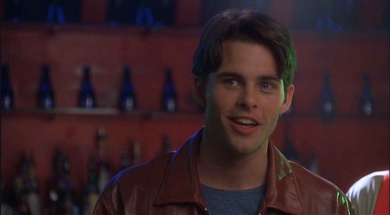 Нил Оливер — Вы сидели рядом со своей посылкой. Почему же не взяли?
— Вы заключили сделку. Как я мог заставить вас нарушить клятву, скрепленную кровью? К тому же, вы потеряли все: деньги, сели в тюрьму, оставили девушку, бросили машину, что делает посылку более ценной. Теперь она обросла историями. Ну что ж, хотите знать, что внутри?
— Раньше хотел, но теперь это неважно. Какая разница, что в коробке. Истории, которыми она обросла, теперь намного важнее.
— Раз вы это поняли, я открываю.