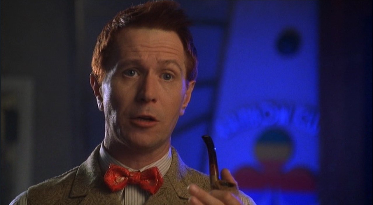 Нил Оливер — Вы сидели рядом со своей посылкой. Почему же не взяли?
— Вы заключили сделку. Как я мог заставить вас нарушить клятву, скрепленную кровью? К тому же, вы потеряли все: деньги, сели в тюрьму, оставили девушку, бросили машину, что делает посылку более ценной. Теперь она обросла историями. Ну что ж, хотите знать, что внутри?
— Раньше хотел, но теперь это неважно. Какая разница, что в коробке. Истории, которыми она обросла, теперь намного важнее.
— Раз вы это поняли, я открываю.