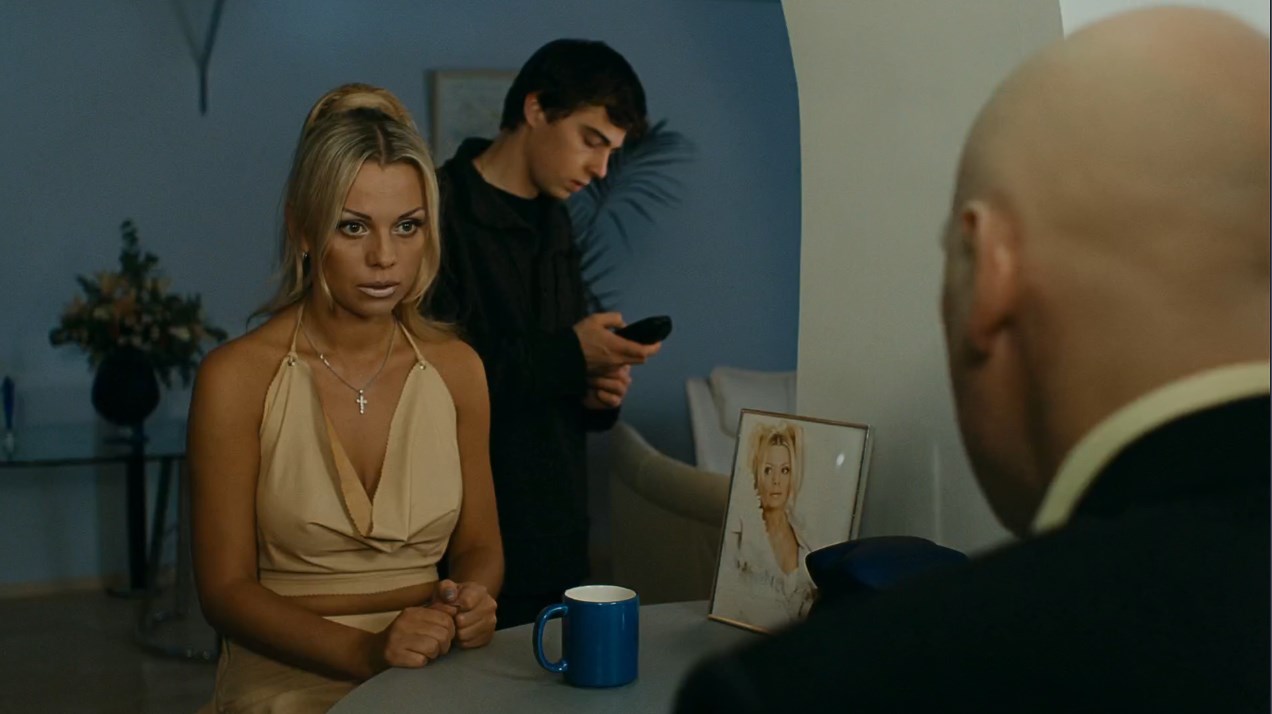 — Нет, Киркоров мне не нравится. Слащавый он какой-то, подкрашенный весь, подпудренный как баба... Весь такой... Одно слово — румын.
— Так он болгарин...
— Да?! А какая разница...