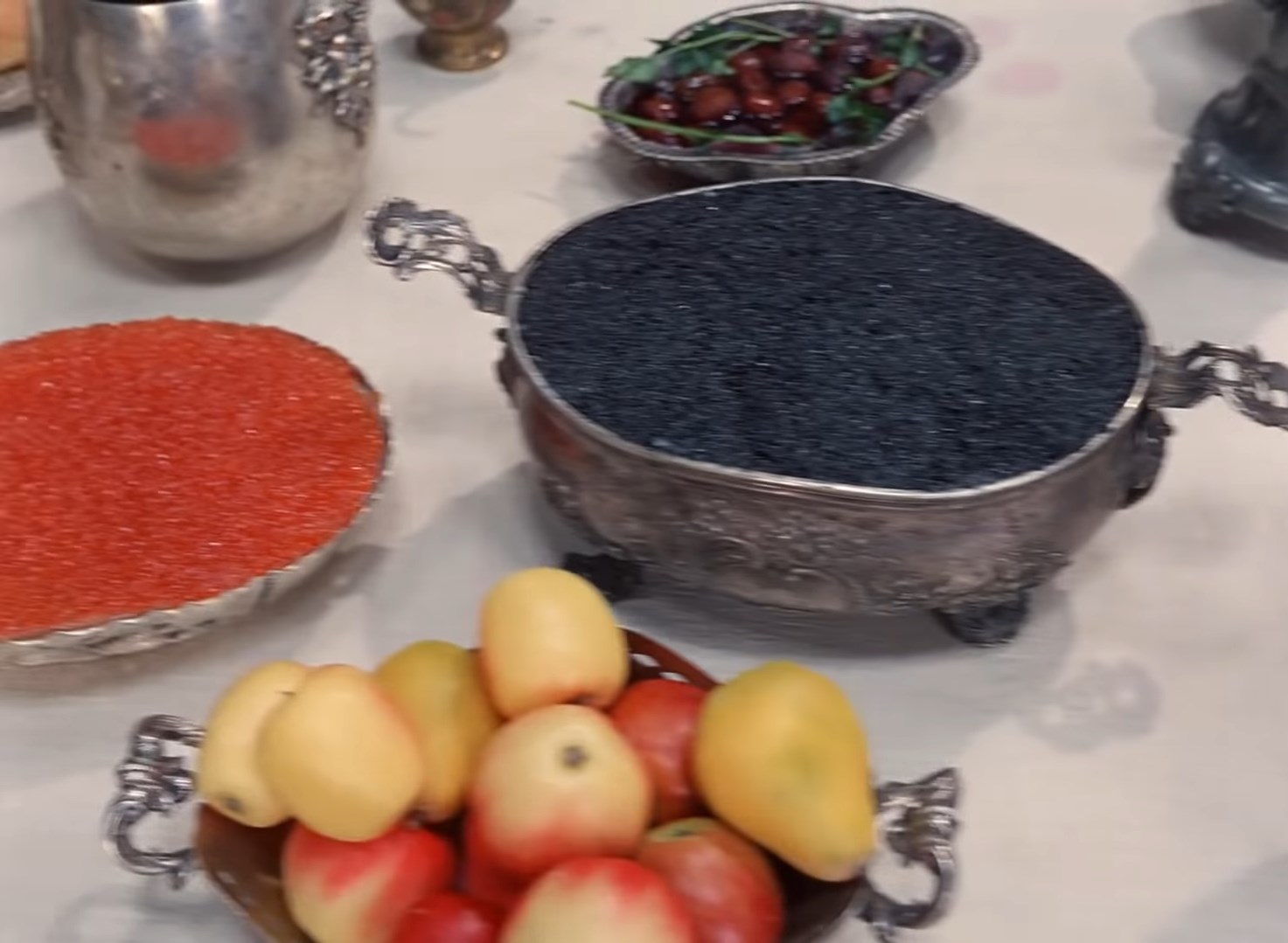 Икра красная, икра чёрная… Да! Заморская икра… баклажанная!