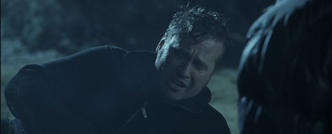 — Она мертва?
— Нет, просто прикрыла глаза, чтобы передохнуть... Конечно мертва, у неё шея сломана.