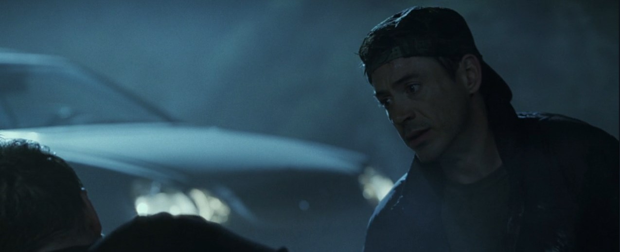 — Она мертва?
— Нет, просто прикрыла глаза, чтобы передохнуть... Конечно мертва, у неё шея сломана.