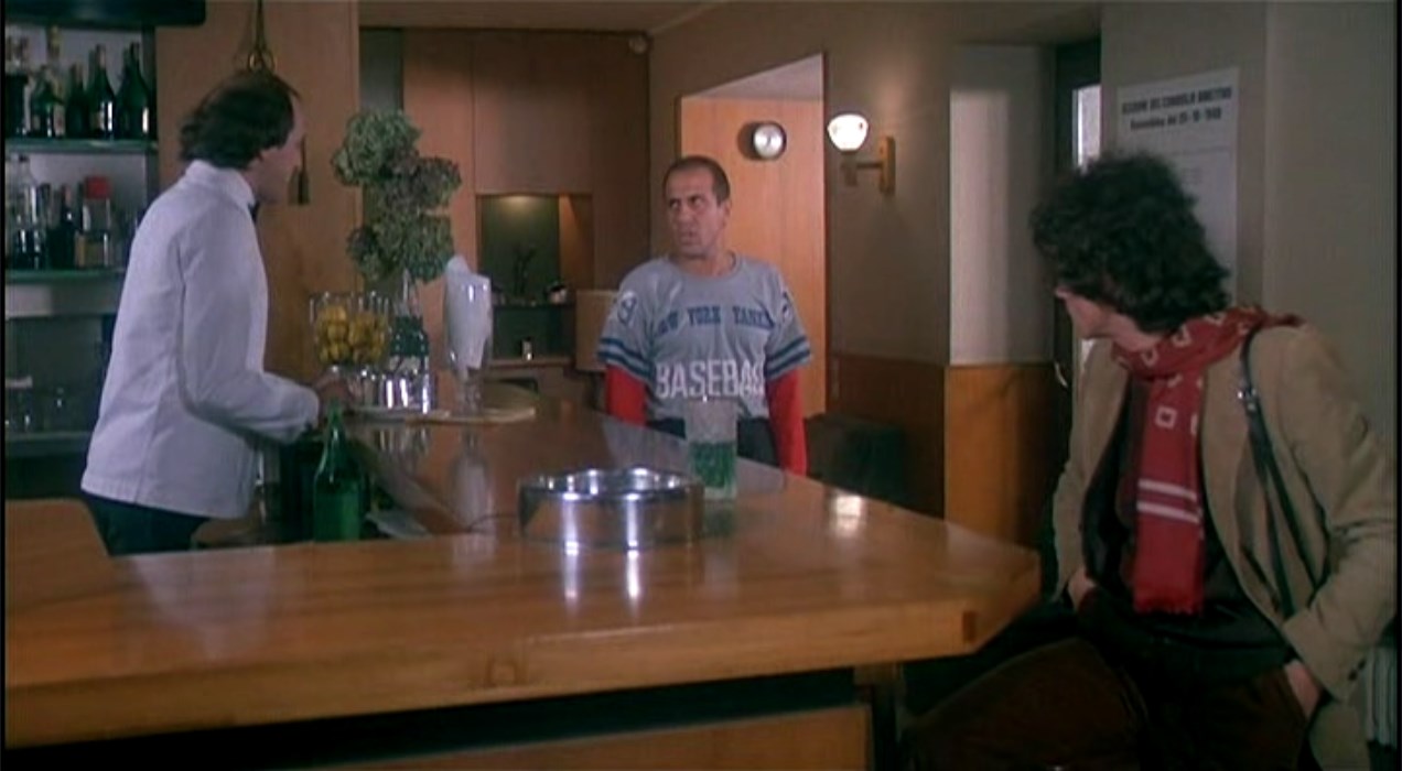 Элиа Кодоньо Бармен — Кофе!
— Какой?
— Как всегда — слабый и крепкий.