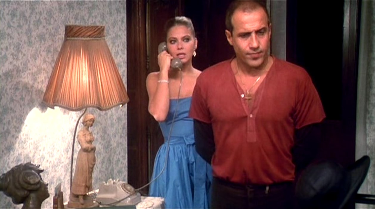 Лиза Сильвестри бензозаправщик — Отель «Корона»?
— Нет, это бензоколонка.
— Я хочу забронировать комнату.
— Это бензоколонка. Вам нужен бензин?
— Есть одиночный номер с ванной?
— Вам ванну бензина?
— А комнаты нет? И двойного номера тоже?
— У меня есть масло, вам нужно?
— Поняла... мест нет...