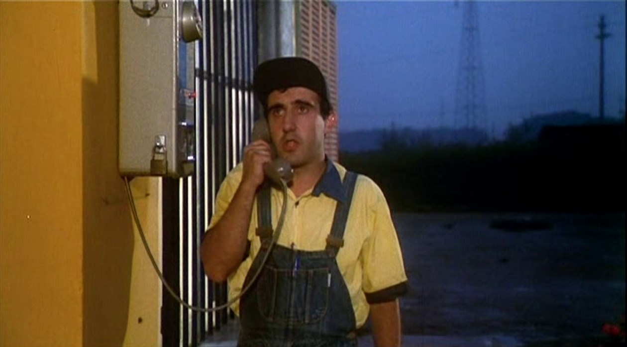 Лиза Сильвестри бензозаправщик — Отель «Корона»?
— Нет, это бензоколонка.
— Я хочу забронировать комнату.
— Это бензоколонка. Вам нужен бензин?
— Есть одиночный номер с ванной?
— Вам ванну бензина?
— А комнаты нет? И двойного номера тоже?
— У меня есть масло, вам нужно?
— Поняла... мест нет...