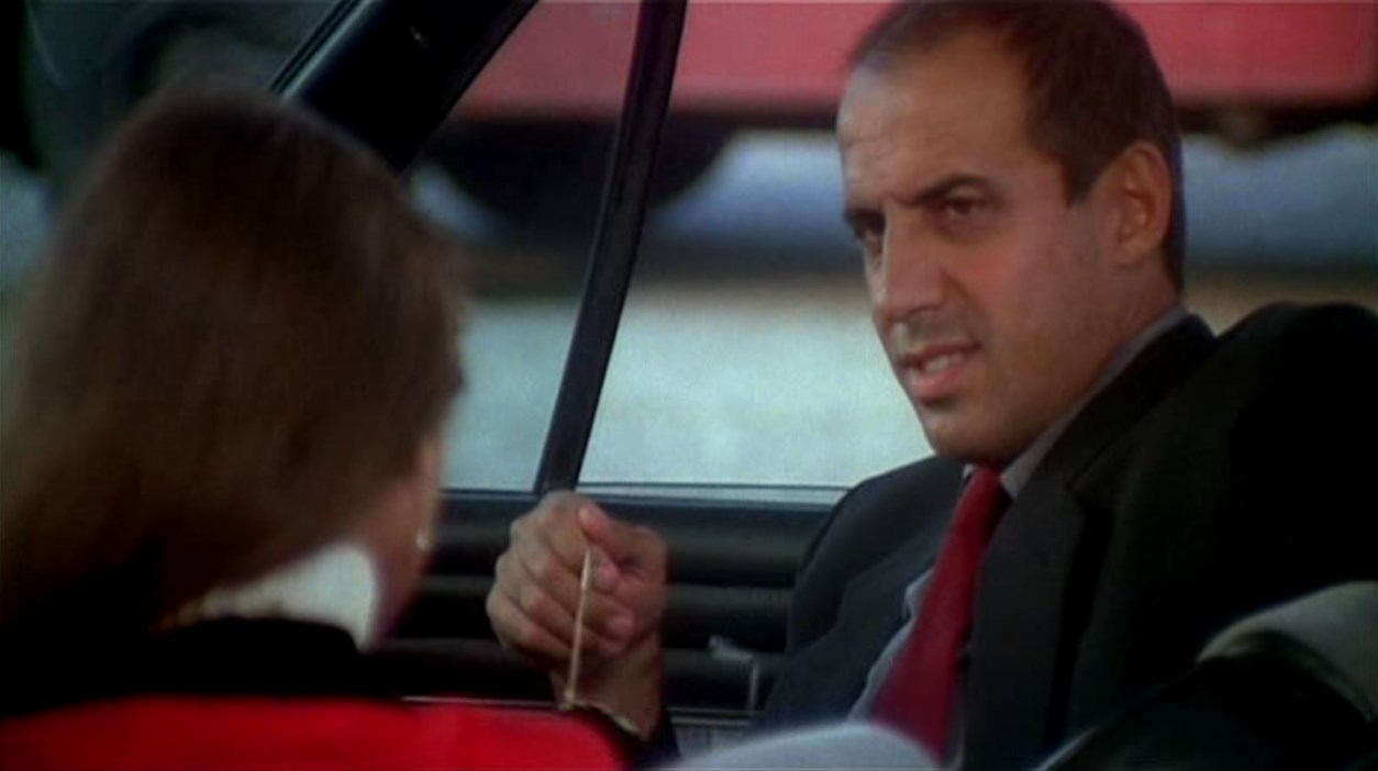 Элиа Кодоньо Лиза Сильвестри — Ты ещё ничего не сказал про мой костюм...
— А что, я должен был что-то сказать?
— Ну, положим, я его надела для тебя. Тебе нравится, не нравится? Выскажи свое мнение.
— Но ты и вчера в нем была.
— Нет, вчера был другой. Сегодня на мне костюм от Valentino.
— От Валентино? Я думал, это твой.
— Слушай, объясни мне одну вещь — ты в самом деле такой или прикидываешься?
— В самом деле такой — прикидываюсь.