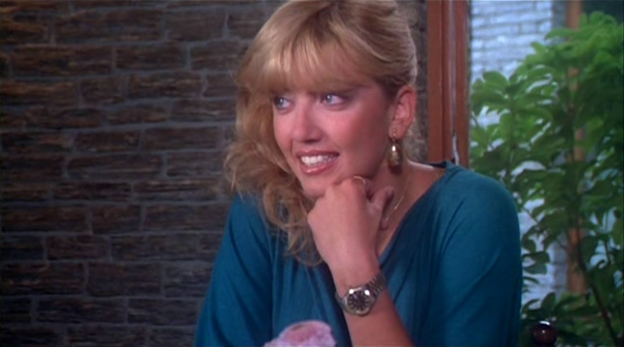 Элиа Кодоньо Рената (подруга Лизы) — Широкоплечий, загорелый, темные глаза, волевой подбородок, греческий нос, проницательный взгляд...
— Продолжайте...