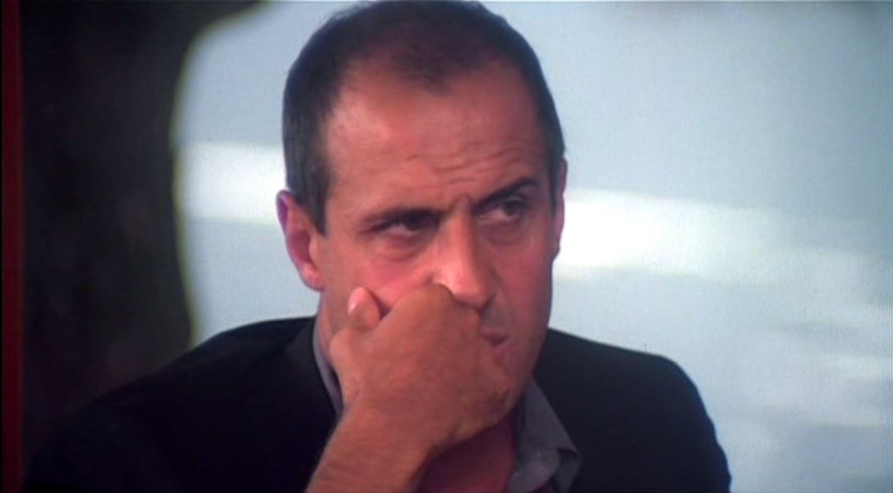 Элиа Кодоньо Рената (подруга Лизы) — Широкоплечий, загорелый, темные глаза, волевой подбородок, греческий нос, проницательный взгляд...
— Продолжайте...