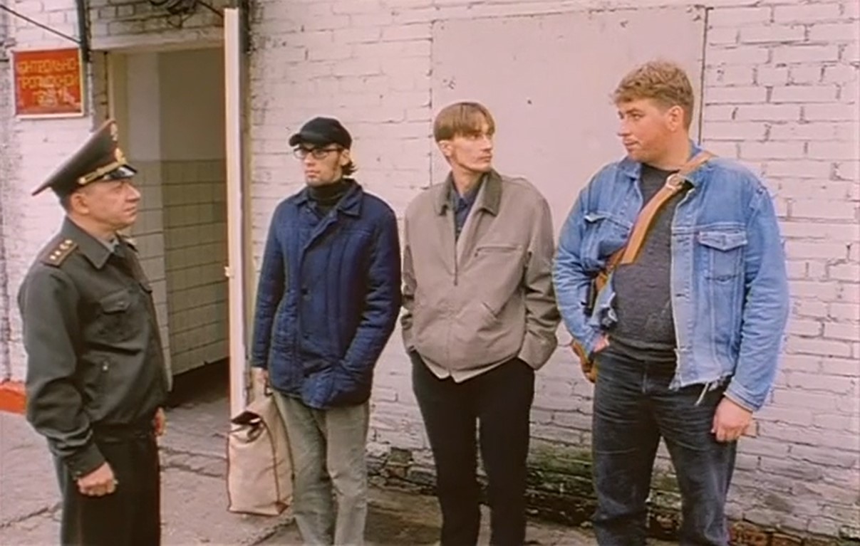 прапорщик Николай Казаков / «Дикий прапор» «Бомба» — На овощную базу похоже.
— Это не овощная база, товарищ призывник. Это то место, где вы интересно и чрезвычайно увлекательно проведёте ближайшие два года.