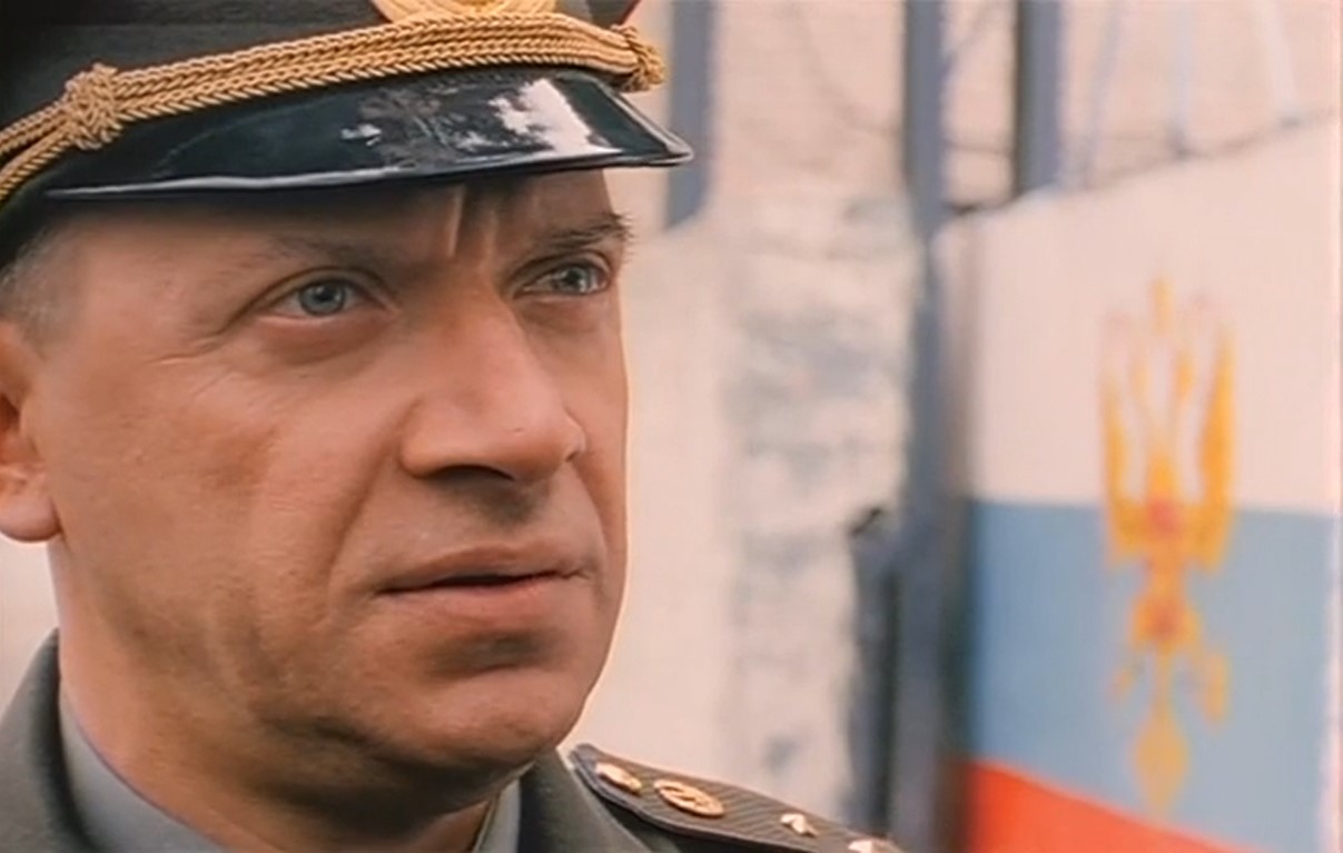 прапорщик Николай Казаков / «Дикий прапор» «Бомба» — На овощную базу похоже.
— Это не овощная база, товарищ призывник. Это то место, где вы интересно и чрезвычайно увлекательно проведёте ближайшие два года.