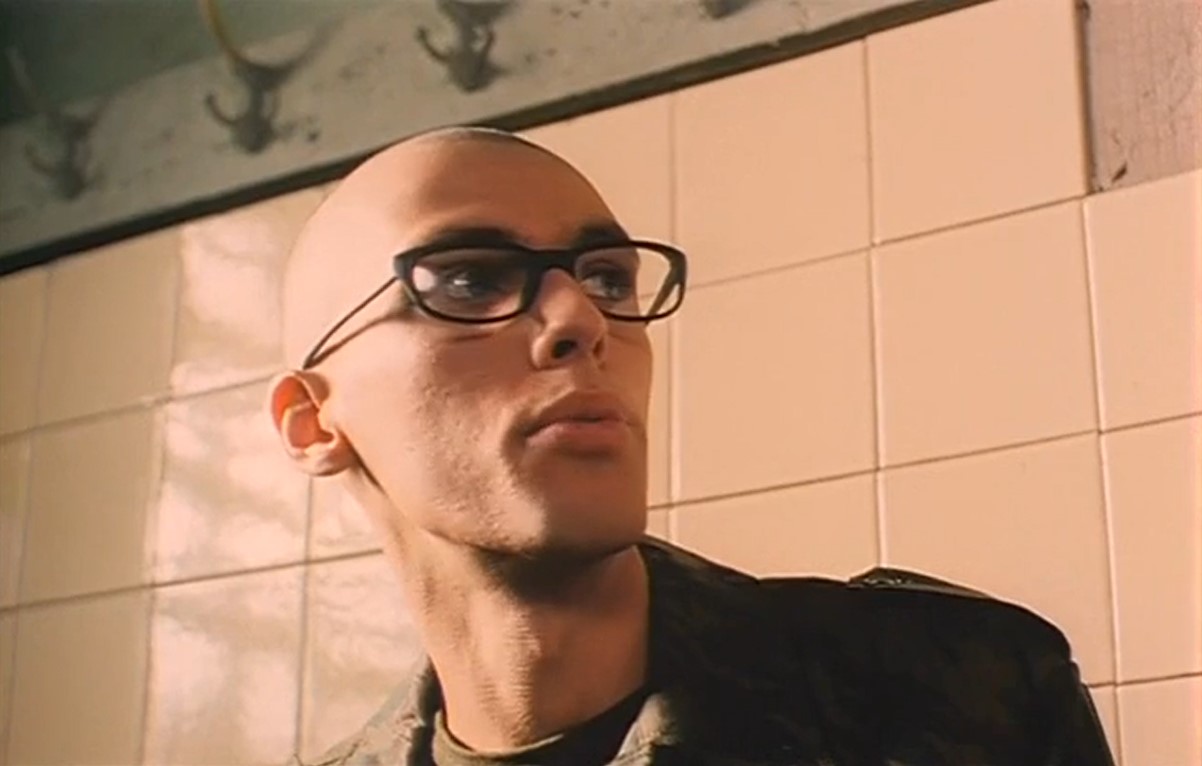 «Штык» прапорщик Николай Казаков / «Дикий прапор» — Пришивайте подворотничок к воротничку.
— А мы не умеем.
— Никто не умеет… Дело не в умении, не в желании, и вообще ни в чём. Дело в самом пришивании подворотничка.